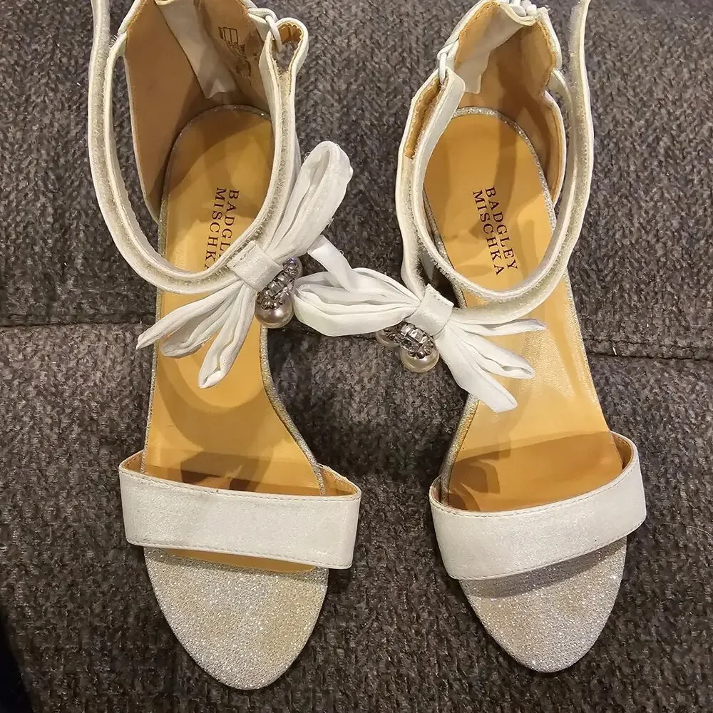 Badgley Mischka Perina Pearl Bow Heels White Ankle Strap Sandals Size 3, EU 34